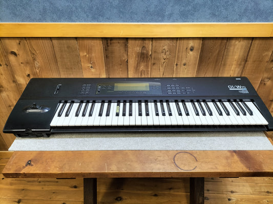 ジャンク KORG コルグ 01W FD シンセサイザー ハードケース付き 24020406