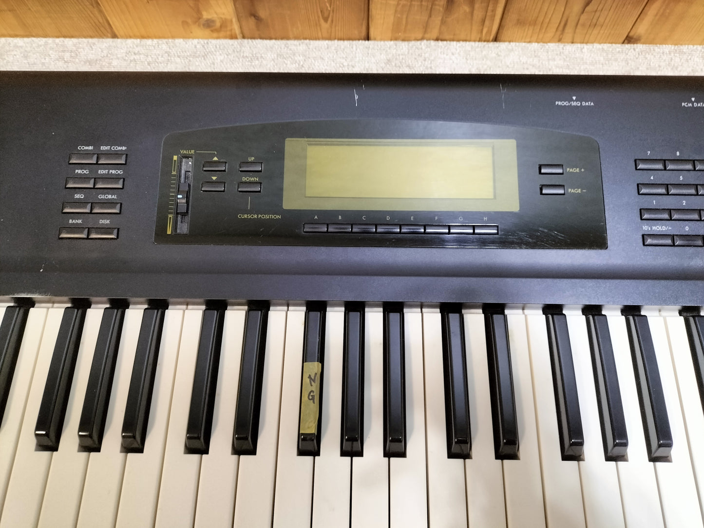 ジャンク KORG コルグ 01W FD シンセサイザー ハードケース付き 24020406