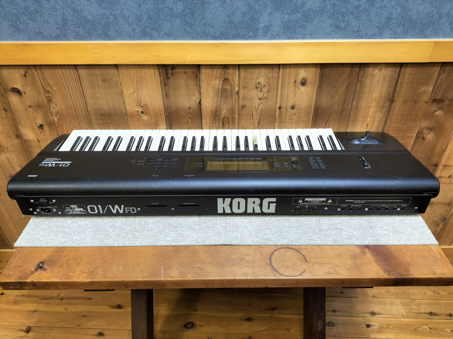 ジャンク KORG コルグ 01W FD シンセサイザー ハードケース付き 24020406