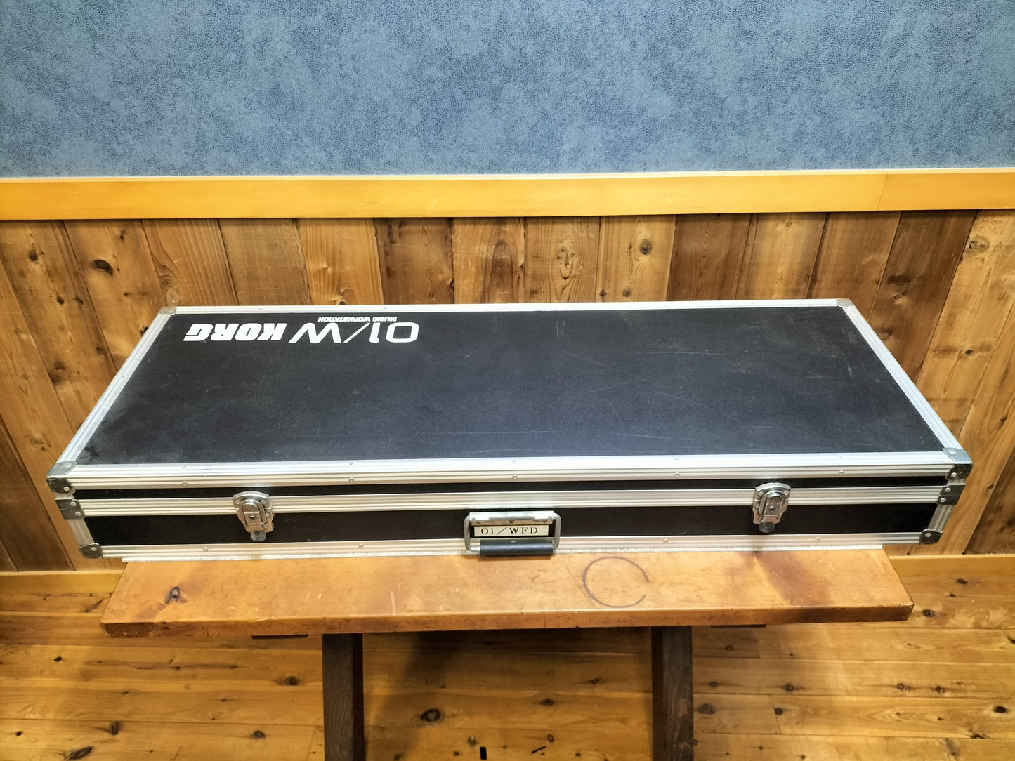 ジャンク KORG コルグ 01W FD シンセサイザー ハードケース付き 24020406