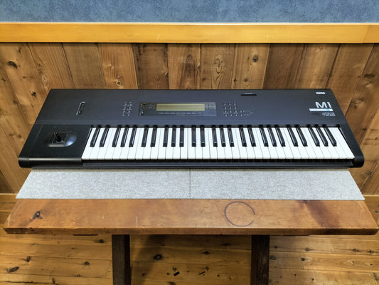 KORG コルグ M-1 シンセサイザー ハードケース付き 24020407