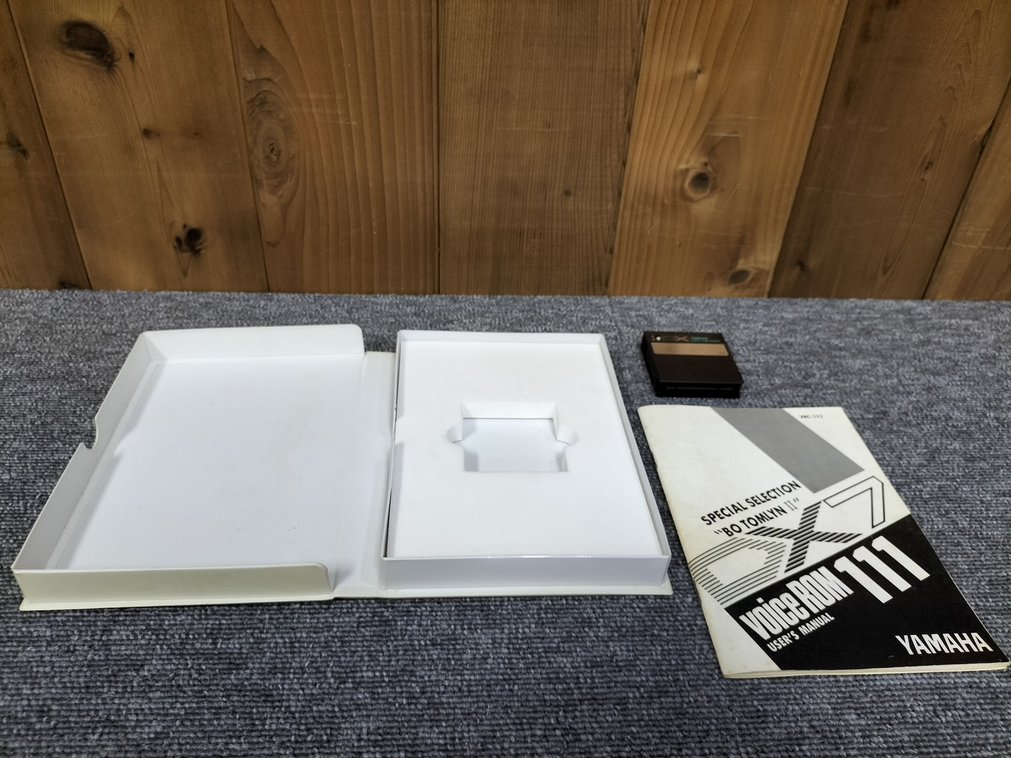 DX7カートリッジ VoiceROM 111 SPECIAL SELECTION“BO TOMLYNII” DX7用音源 ケース付き O22071713