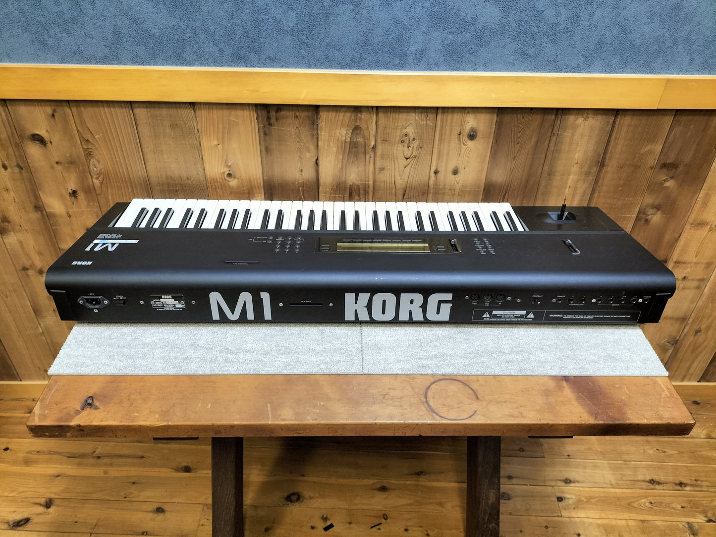 KORG　コルグ　M-1　シンセサイザー　ハードケース付き   24020407