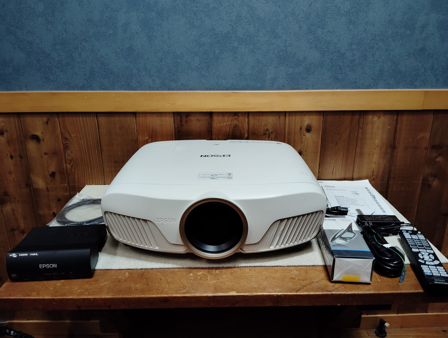 EPSON　エプソン　EH-TW8300W　プロジェクター   26051501