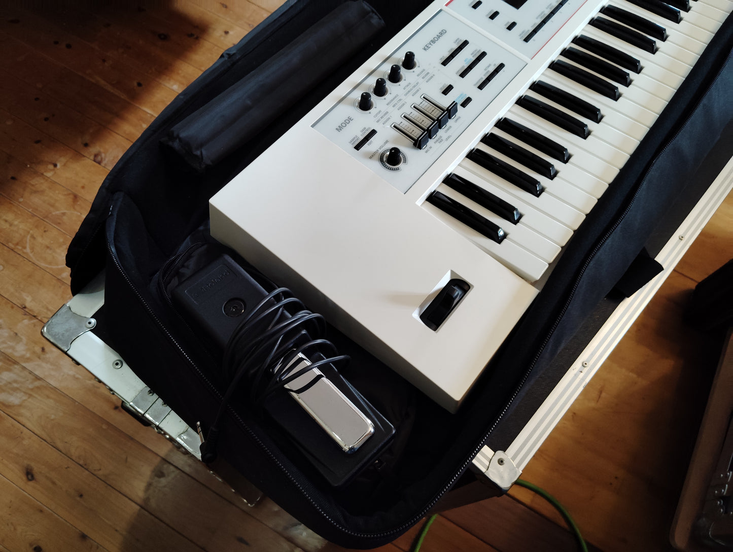 Roland　ローランド　JUNODS　61W　シンセサイザー   26052403